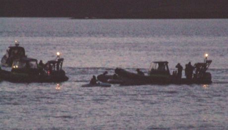 Garda� sandwich S2S activists between ribs - 1